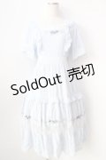 axes femme POETIQUE / フラワー刺繍ピナフォアワンピース  サックス Y-25-09-05-073-AX-OP-SZ-ZY