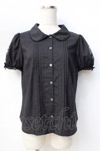 Melody BasKet /Melody刺繍半袖ブラウス - 黒 Y-25-09-13-059-LO-OP-AS-ZT326