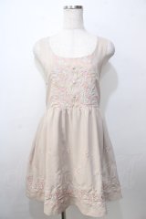 Fi.n.t /スカラップ刺繍ワンピース F ベージュ Y-25-09-13-097-CA-OP-SZ-ZT022