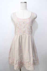 Fi.n.t /スカラップ刺繍ワンピース F ベージュ Y-25-09-13-097-CA-OP-SZ-ZT022