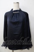 axes femme / パールデザインサテンブラウス F 紺 Y-25-09-14-046-AX-BL-SZ-ZY