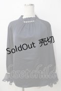 axes femme / パールデザインサテンブラウス F 紺 Y-25-09-14-046-AX-BL-SZ-ZY