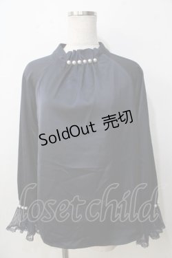 画像1: axes femme / パールデザインサテンブラウス F 紺 Y-25-09-14-046-AX-BL-SZ-ZY