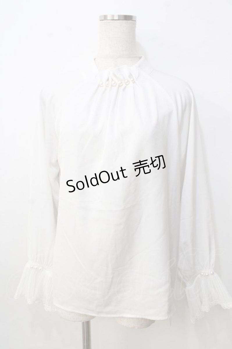 画像1: 【SALE】axes femme / パールデザインサテンブラウス F 白 Y-25-09-14-047-AX-BL-SZ-ZT525 (1)