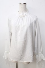 axes femme / パールデザインサテンブラウス F 白 Y-25-09-14-047-AX-BL-SZ-ZI