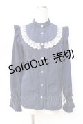 axes femme kawaii / リボンブローチ付肩フリルブラウス  紺 Y-25-09-16-019-AX-BL-SZ-ZY