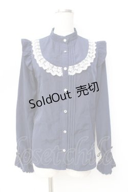 画像1: axes femme kawaii / リボンブローチ付肩フリルブラウス  紺 Y-25-09-16-019-AX-BL-SZ-ZY