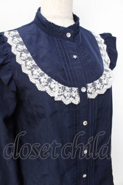 画像4: axes femme kawaii / リボンブローチ付肩フリルブラウス  紺 Y-25-09-16-019-AX-BL-SZ-ZY
