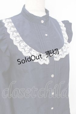 画像4: axes femme kawaii / リボンブローチ付肩フリルブラウス  紺 Y-25-09-16-019-AX-BL-SZ-ZY