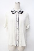 axes femme POETIQUE / ミッキー&ミニー刺繍襟半袖ブラウス  生成り Y-25-09-16-020-AX-BL-SZ-ZY