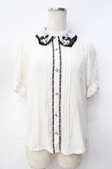 axes femme POETIQUE / ミッキー&ミニー刺繍襟半袖ブラウス  生成り Y-25-09-16-020-AX-BL-SZ-ZT285