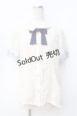 画像1: axes femme / チャーム付きカラー刺繍ブラウス  生成り Y-25-09-16-021-AX-BL-SZ-ZT162