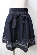 axes femme POETIQUE / ローズ刺繍スカラップスカート  紺 Y-25-09-22-142-AX-SK-SZ-ZY