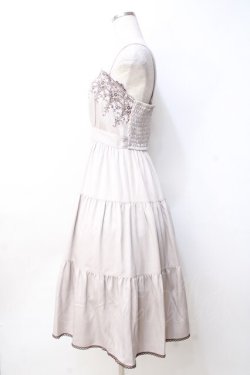 画像2: axes femme POETIQUE / スカラップ刺繍キャミワンピース  グレージュ Y-25-09-25-102-AX-OP-SZ-ZY
