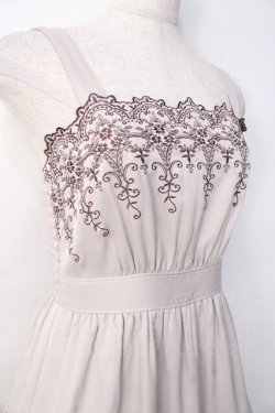 画像4: axes femme POETIQUE / スカラップ刺繍キャミワンピース  グレージュ Y-25-09-25-102-AX-OP-SZ-ZY
