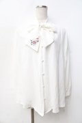 axes femme / 刺繍入りリボンロングブラウス  白 Y-25-09-25-025-AX-BL-SZ-ZI