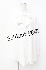 axes femme / 刺繍入りリボンロングブラウス  白 Y-25-09-25-025-AX-BL-SZ-ZI