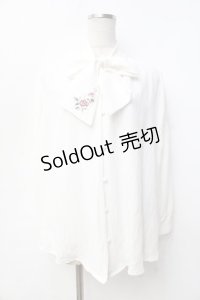 axes femme / 刺繍入りリボンロングブラウス  白 Y-25-09-25-025-AX-BL-SZ-ZI