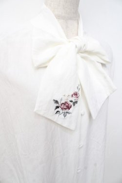 画像3: axes femme / 刺繍入りリボンロングブラウス  白 Y-25-09-25-025-AX-BL-SZ-ZY