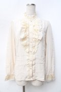 axes femme / バラ襟付きフリルブラウス  生成り Y-25-09-25-030-AX-BL-SZ-ZI