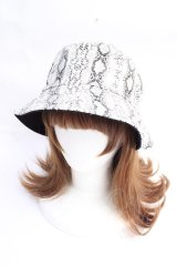 Jamieエーエヌケー / パイソン柄バケットハット  白 Y-25-10-03-040-LO-AC-SZ-ZT-K016