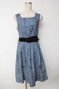 Fi.n.t / ベルト付きクローゼット柄ワンピース  ブルー Y-25-10-03-146-CA-OP-SZ-ZY