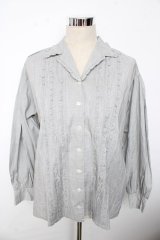 INGEBORG / ピンストライプフリルブラウス F グレー Y-25-10-10-113-LO-BL-SZ-ZY