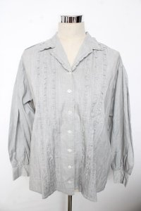 INGEBORG / ピンストライプフリルブラウス F グレー Y-25-10-10-113-LO-BL-SZ-ZY