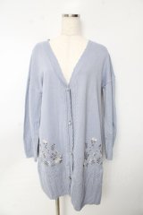 axes femme / バラ刺繍ロングニットカーデ  サックス Y-25-10-13-094-AX-TO-SZ-ZI