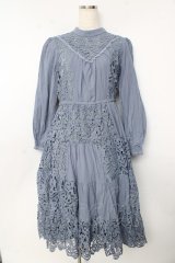 axes femme Nostalgic / 総レースパッチワークワンピース F ブルー Y-25-10-13-098-LO-OP-SZ-ZI