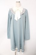 axes femme / ボウタイAラインカットワンピース  サックス Y-25-10-13-104-AX-OP-SZ-ZY