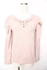 axes femme / 刺繍入マトンスリーブリブプルオーバー F ベージュ Y-25-10-13-019-AX-TS-SZ-ZI