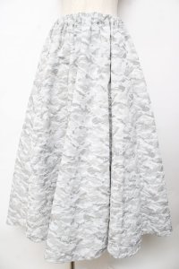 h.NAOTO / 総シルエット柄フロッキーロングフレアスカート F グレー Y-25-10-16-165-HN-SK-SZ-ZY