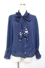 axes femme / サクラ刺繍リボンブラウス F 紺 Y-25-10-18-064-AX-BL-SZ-ZY