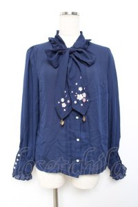 axes femme / サクラ刺繍リボンブラウス F 紺 Y-25-10-18-064-AX-BL-SZ-ZI