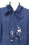 画像4: axes femme / サクラ刺繍リボンブラウス F 紺 Y-25-10-18-064-AX-BL-SZ-ZI (4)