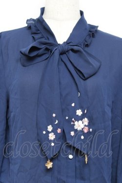 画像4: axes femme / サクラ刺繍リボンブラウス F 紺 Y-25-10-18-064-AX-BL-SZ-ZY