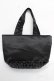 画像2: Maison de FLEUR / チェックリボンサテントートバッグ F ブラック Y-25-10-28-043-LO-BG-SZ-ZY (2)