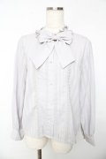 axes femme kawaii / ストライプリボンブラウス M グレー Y-25-11-01-065-AX-BL-SZ-ZY