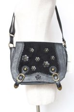 画像2: 【SALE】axes femme / お花付きショルダーバッグ  黒 Y-25-11-05-025-AX-BG-SZ-ZT273 (2)