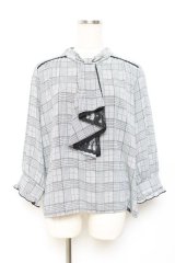 axes femme / カメオ付ラッフルフリルブラウス M グレー Y-25-11-09-065-AX-BL-SZ-ZY