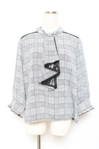 axes femme / カメオ付ラッフルフリルブラウス M グレー Y-25-11-09-065-AX-BL-SZ-ZI