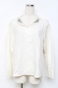 an another angelus / ローズ刺繍レースショールカラーシャツ  生成り Y-25-11-15-059-CA-BL-SZ-ZY