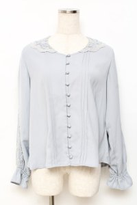 an another angelus / レース襟ピンタックブラウス  サックス Y-25-11-15-060-CA-BL-SZ-ZY