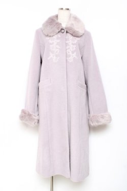 画像1: axes femme / ファー襟フロント刺繍ロングコート  ラベンダー Y-25-11-15-114-AX-CO-SZ-ZY