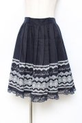 axes femme / レースプリントスカート  紺 Y-25-11-15-127-AX-SK-SZ-ZY