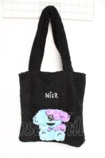 画像1: 【SALE】NieR CLOTHING / ぬいぐるみONEくんトートバッグ  黒 Y-25-11-22-015-PU-BG-SZ-ZT487 (1)