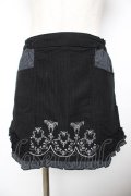 HONEY / 後ろバッスルバタフライ刺繍スカート  黒 Y-25-11-22-261-HN-SK-SZ-ZY