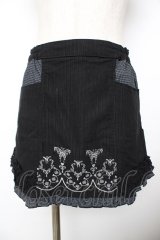 HONEY / 後ろバッスルバタフライ刺繍スカート  黒 Y-25-11-22-261-HN-SK-SZ-ZY