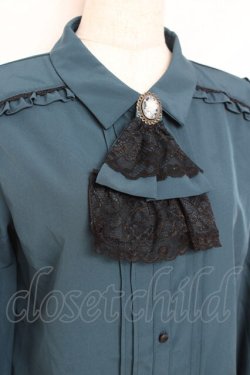 画像3: axes femme / カメオ×ジャボブローチ付ブラウス  グリーン Y-25-11-26-045-AX-BL-SZ-ZY